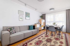 Przytulny i Przestronny Apartament w Krakowie z Parkingiem Biurkiem i 2 Balkonami by Noclegi Renters